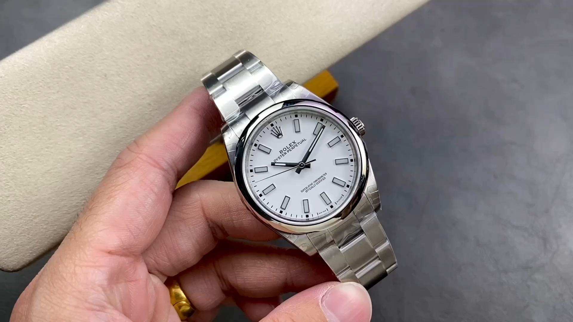 Rolex Oyster Perpetual 114300 White Dial 39mm Mens Replica Watch