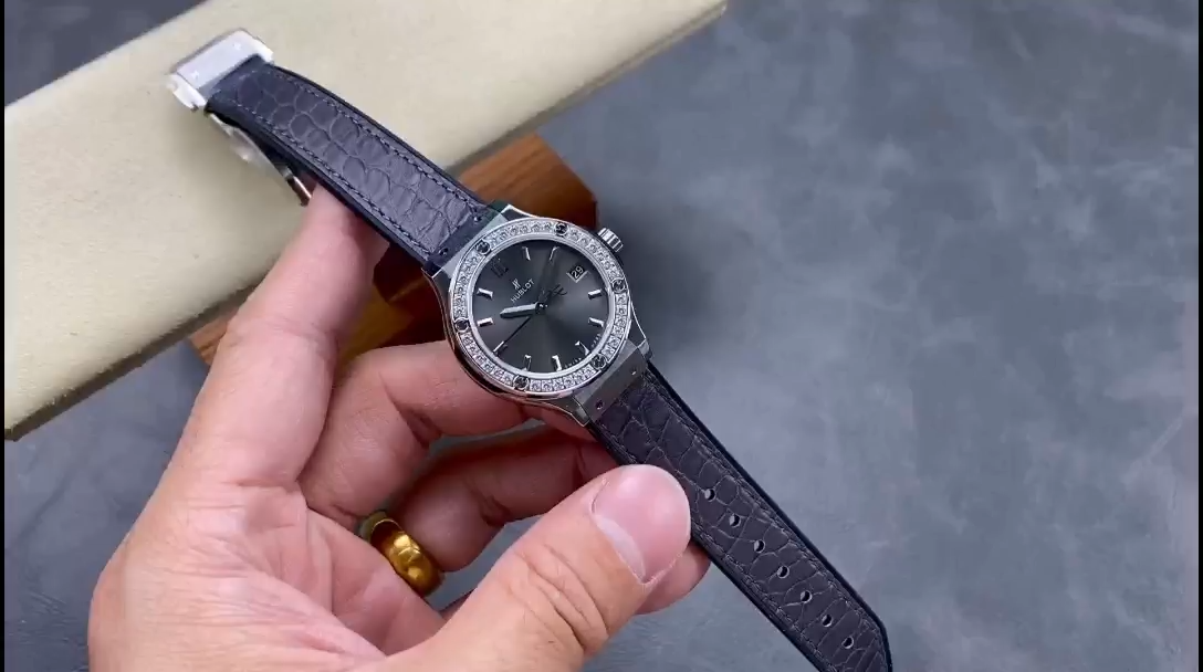 Hublot Classic Fusion 581.NX.7071.LR.1104 33mm Grey Lady Replica Watch